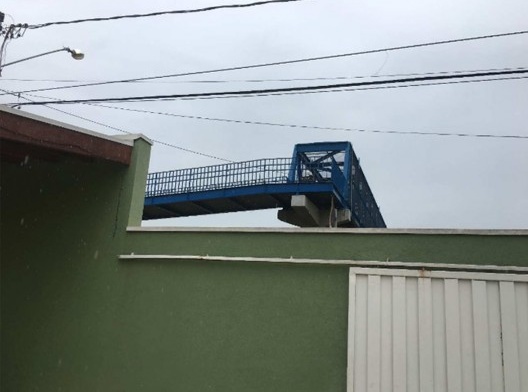 Visão da passarela a partir da residência, destacando a proximidade