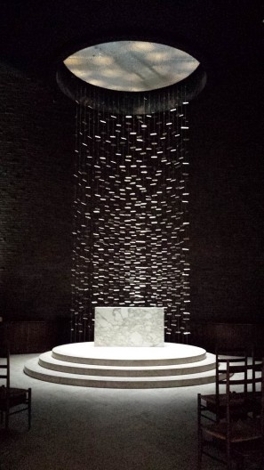 Kresge Chapel, altar, Campus MIT, 1955. Arquiteto Eero Saarinen