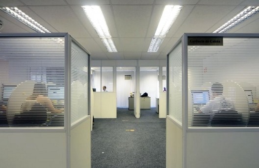 Persianas fechadas durante o dia