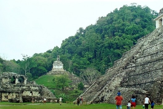 Palenque, ca.2003. Vista geral com Templo do Sol ao fundo e Templo das Inscrições piramidal à direita