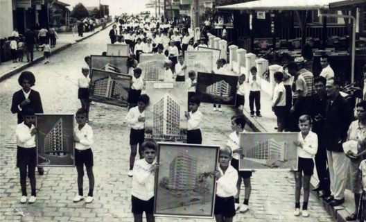Crianças desfilam em comemoração ao Dia da Independência do Brasil com cartazes dos edifícios das principais construtoras da cidade em princípios da década de 1970