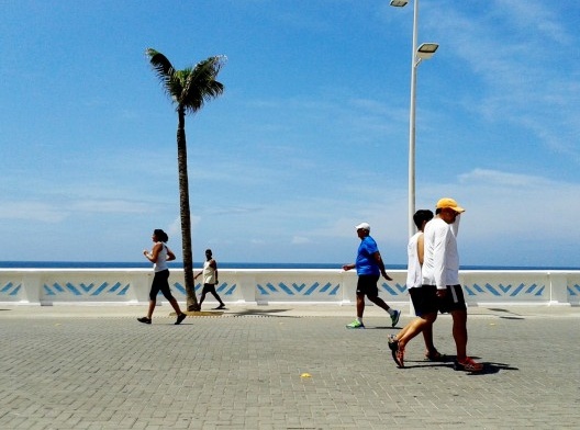 Orla da Barra, transeuntes, Salvador