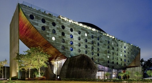 Hotel Unique, São Paulo, 1999. Arquiteto Ruy Ohtake