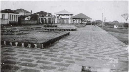 Vista da praça 24 de Outubro, Coreto e Mercado Municipal (ao fundo)