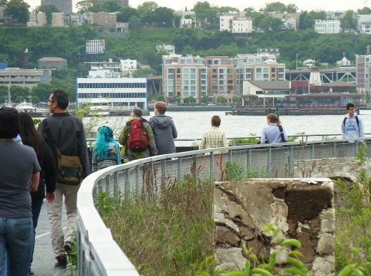 Sem demora, a moça de cabelo azul volta ao seu percurso e se distancia rapidamente.