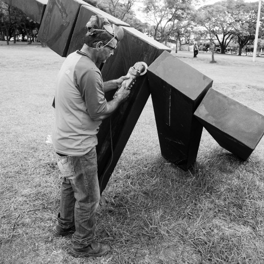 Restauro da obra Eixo Paralelo ao da Rotação da Terra em 2016, escultura pública de Marco do Valle na Unicamp