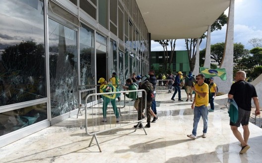 Manifestantes quebram vidraças do Supremo Tribunal Federal com grades de contenção