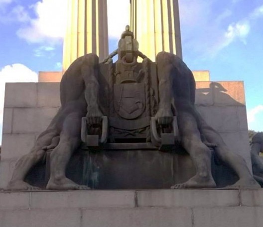 Estátua de Ramos de Azevedo sentado e operários a carregar o brasão do município