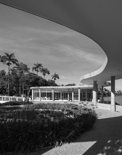 Casa de Baile, foto com corte do livro, publicada em preto e branco