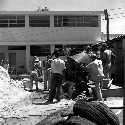 Fotos da construção da Escola de Arquitetura, Urbanismo e Design da UFMG na década de 1950