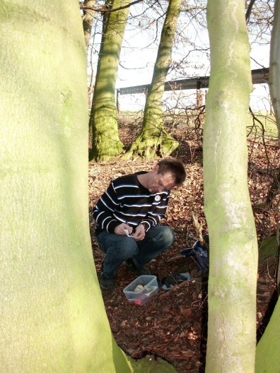 Um cacher registra o seu achado no Parque da Cidade de Bad Oyenhausen