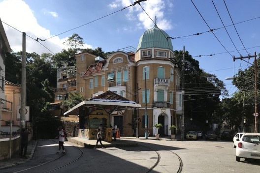 O Largo do Curvelo com a estação dos bondes a partir da Almirante Alexandrino. À esquerda, a rua Joaquim Murtinho desce rumo aos arcos e ao centro. À direita, a Dias de Barros desce até se bifurcar entre a Ladeira de Santa Teresa e a Hermenegildo de Barro