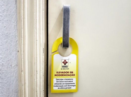 Aviso em porta de elevador