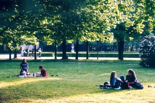 Vista do Parque Blüher em Dresden (Alemanha): os espaços verdes com qualidade podem igualmente contribuir para aumentar o senso de comunidade, identidade e de posse em espaços públicos