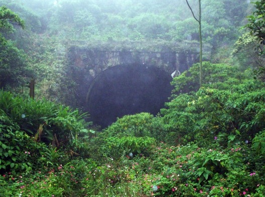 Situação de abandono em que se encontravam diversas instalações do segundo sistema funicular em 2007 e 2008