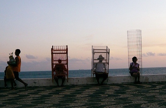 Fotos de Diego Mauro Ribeiro, Paola Berenstein Jacques e Zona de Interferência da intervenção urbana aCerca do Espaço, durante o encontro CORPOCIDADE (outubro 2008), arredores do Campus da UFBA em Ondina, Salvador. Coletivo Zona de Interferência (BH/MG)