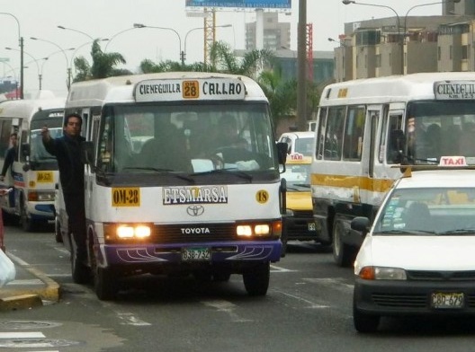 O transporte público em Lima é barato, o trânsito, barulhento e congestionado