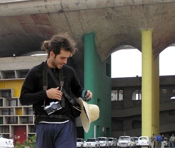 Fabricio Fernandes diante do Parlamento de Chandigarh, Índia. Arquiteto Le Corbusier
