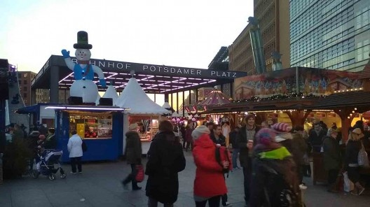 Feira natalina na Potsdamer Platz, na saída da estação de metrô