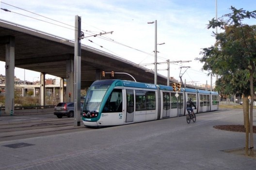Barcelona, fev. 2013. Foto do trem, próximo à estação Glòries
