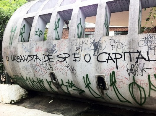 “O urbanista de SP é o capital”, pichação na entrada da Biblioteca Mario Lobato, Vila Buarque, São Paulo, série “A cidade fala”