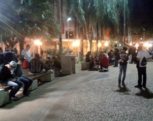 Jogadores de Pokémon Go em praça no interior de São Paulo