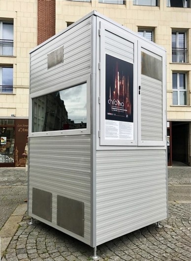 Catedral de Amiens, caixa com poderoso projetor que incide a luz na fachada da catedral