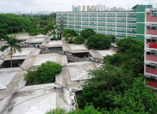 Ocupação do entre-blocos por construções alheias ao objetivo habitacional do Crusp, inviabilizando a convivência entre moradores