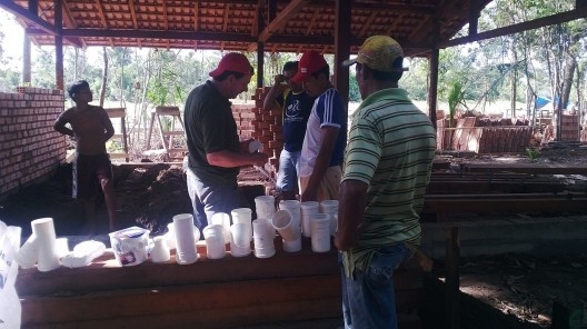 Centro Experimental Floresta Ativa - CEFA, oficina de formação com o engenheiro Henrique Baptista, instalações hidráulicas e esgoto, RESEX Tapajó-Arapiuns PA. Arquiteta Cristina Xavier