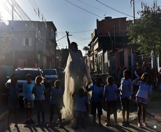 Espetáculo “A Cidade dos Rios Invisíveis” pelo Coletivo Estopô Balaio, no Jardim Romano, 2019. O bairro localizado às margens do rio Tietê convive com a memória difícil da grande enchente que o atingiu em 2009