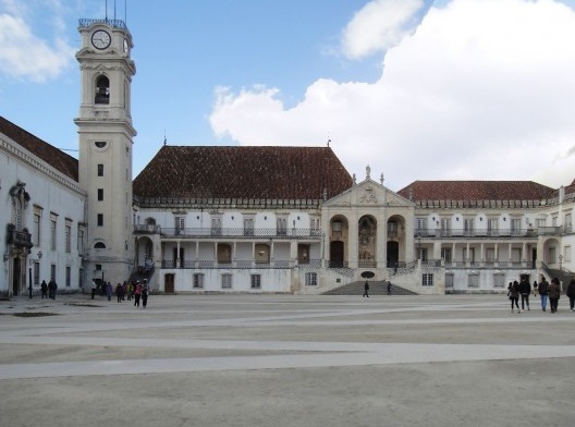 Torre e Via Latina, ao fundo
