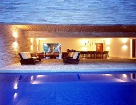 Sala + terraço + piscina com caixilhos totalmente embutidos