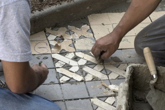 Paraler, instalação da calçada. Regina Silveira