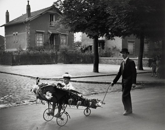 Criança com aeroplano, 1934