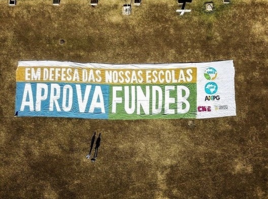 Faixa de apoio ao Fundeb diante do Congresso Nacional