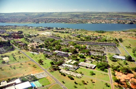 “Minhocão” é o apelido do Instituto Central de Ciências de Brasília. Tem cerca de 700 m de comprimento e abraça a Praça Maior, o principal espaço público da universidade. Oscar Niemeyer e Lelé, co-autores, criaram um belíssimo pé-direito duplo ao longo de