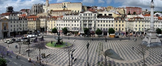 Mosaico português com ondas, Largo do Rossio, Lisboa