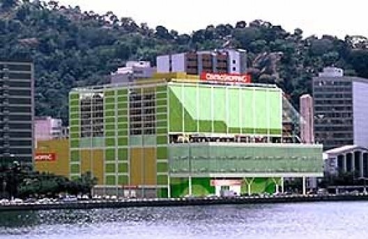 Perspectiva do Shopping mostrando seu impacto no entorno. À sua esquerda, a Praça Getúlio Vargas utilizada como área de carga e descarga, e à sua direita, a Primeira Igreja Batista de Vitória. Da forma como foi implantado, o Shopping se tornará um obstácu