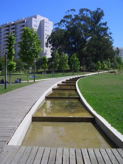 Um dos grandes beneficiários com a implementação dos parques são os inúmeros empreendimentos imobiliários vizinhos que ganham além de um panorama agradável com a valorização dos imóveis