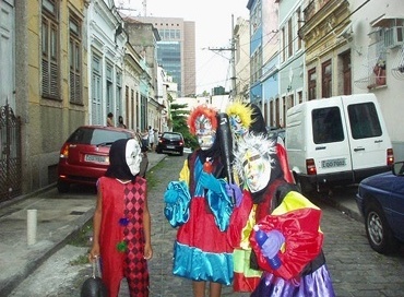 Grupo de crianças fantasiadas de Bate-Bola durante o Carnaval de Rua na Ladeira do João Homem