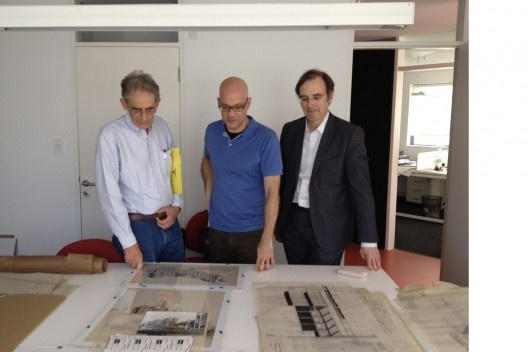 Arquiteto Thomas Sprechmann, Patricio del Real e Barry Bergdoll no escritório do arquiteto, Montevideo, Uruguai, 2014
