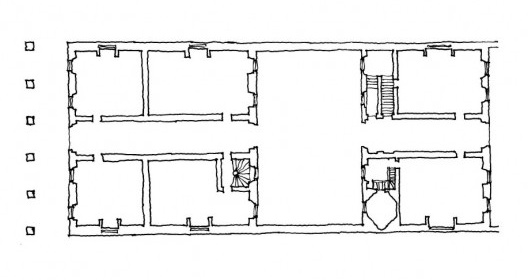 Padrão de moradia urbana, proposto por Serlio, com uma passagem entre dois pares de cômodos que conduz a um átrio interior.
