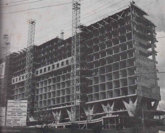 Conjunto JK, torre menor em construção, Belo Horizonte MG Brasil, 1951. Arquiteto Oscar Niemeyer
