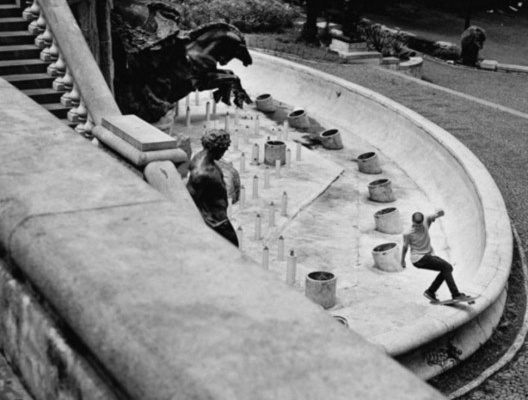 Self Portrait, Logo Gallery. Atualização do espaço pelo uso inesperado. Formas de atualização do espaço