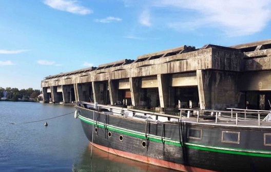 O Bunker de submarinos em Bordeaux. Diferentemente de Saint Nazaire, esta parte do porto nunca esteve diretamente ligado à malha urbana da cidade. Com a construção de novas estruturas portuárias as antigas docas se tornaram obsoletas