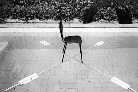 Guto Lacaz, “Auditório para questões delicadas”, teste de flutuação em piscina caseira, São Paulo, 1989