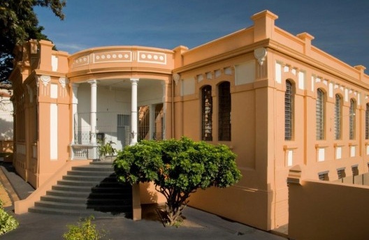 Antigo Grupo Escolar de Ribeirão Preto antes e depois de intervenção feita com orientação e anuência de FDE/Condephaat