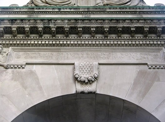 Inscrição na flâmula: Para os homens da Brown, que na Guerra Mundial deram suas vidas, possa essa liberdade perdurar”