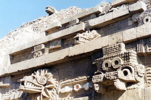 Teotihuacán, 2001. Templo de Quetzalcóatl com cabeças de divindades, deus da chuva à direita e serpente emplumada à esquerda