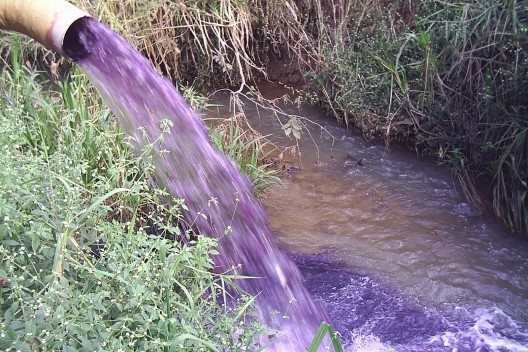 Fig. 2 – Empresa têxtil despejando efluente no ribeirão Jacaré em área rural